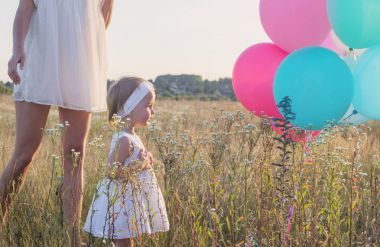 mutlu anne ve kızı Balonlu açık