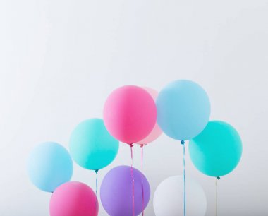 Beyaz ahşap zemin üzerinde balonlar