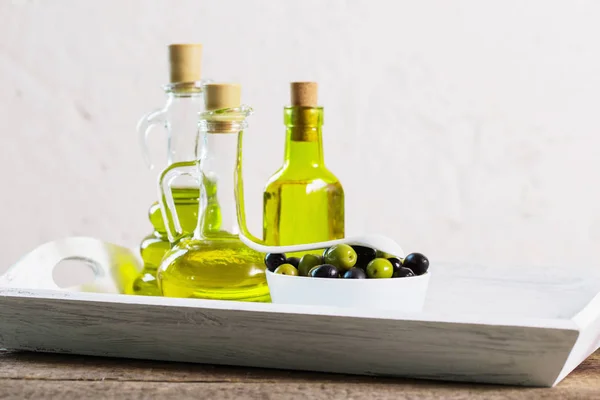 Aceite sobre la mesa de madera — Foto de Stock