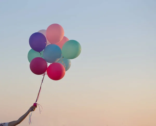 Ballonger på bakgrunden sky — Stockfoto