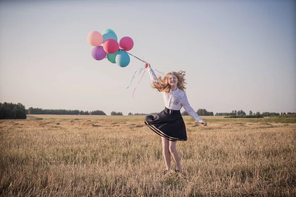 Adolescente con globos en campo de verano — Foto de Stock