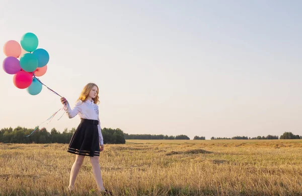 Teenager s balónky v letní pole — Stock fotografie