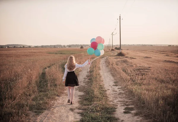 Teenager balloons in summer field — Stock Photo, Image