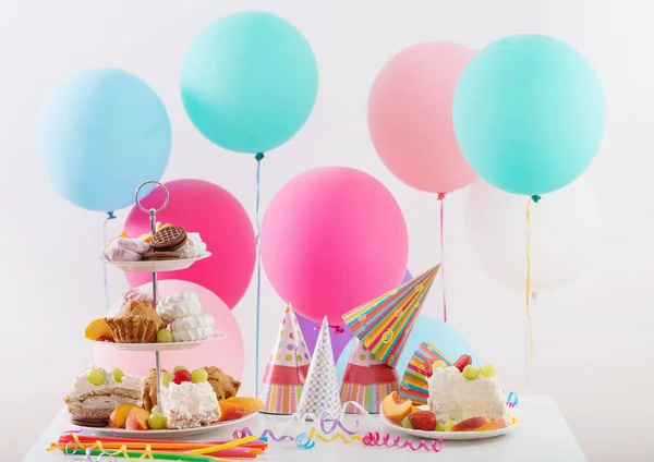 Γιορτή των γενεθλίων με κέικ και πολύχρωμα μπαλόνια — Φωτογραφία Αρχείου