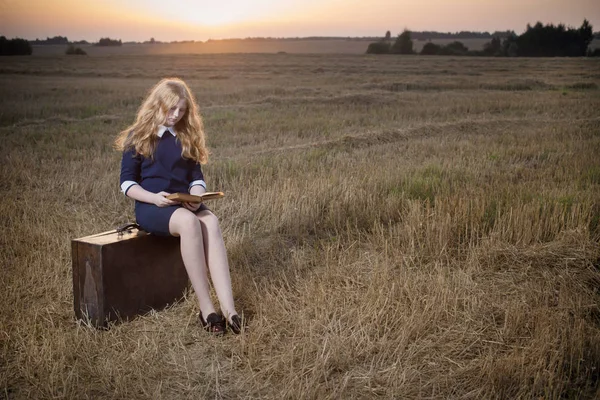 Teenager girl on field at sunset — Stock Photo, Image