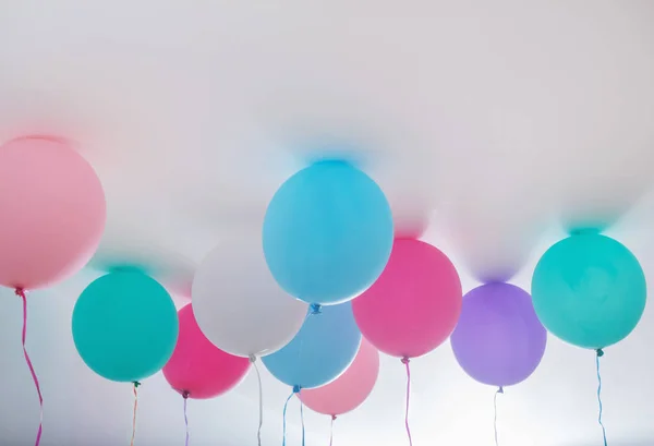 Balões no fundo de madeira branco — Fotografia de Stock