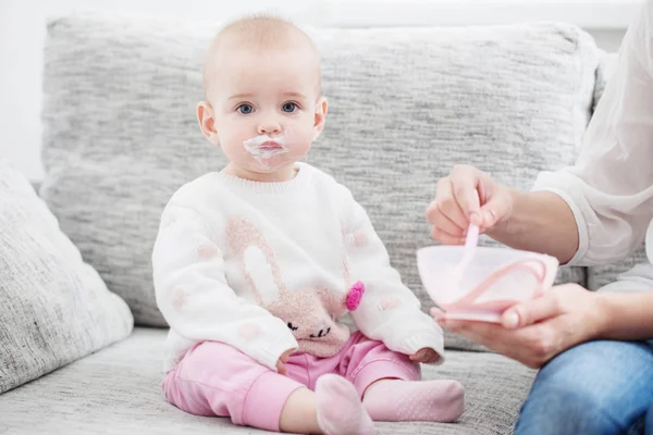 Mutter füttert Baby im Haus — Stockfoto