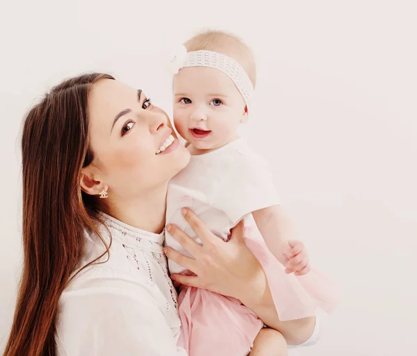 幸せな家族の母と赤ん坊の娘 — ストック写真