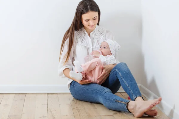 Mamma matar baby från flaska — Stockfoto