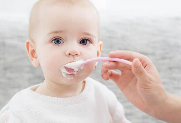 Mãe alimentando bebê — Fotografia de Stock