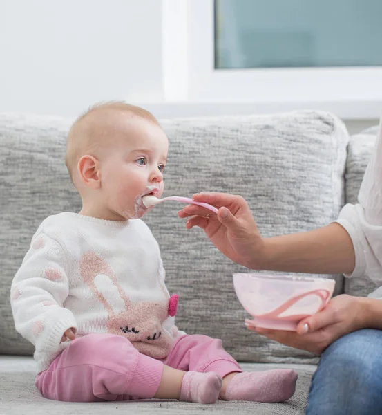 Mutter füttert Baby im Haus — Stockfoto