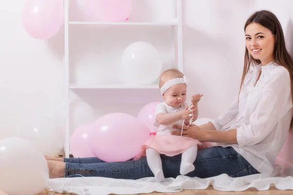 Glückliche Familienmutter und kleine Tochter mit Luftballons — Stockfoto