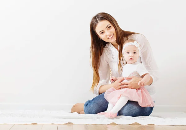 Glückliche Familienmutter und kleine Tochter — Stockfoto