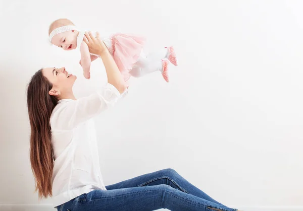 Glückliche Familienmutter und kleine Tochter — Stockfoto