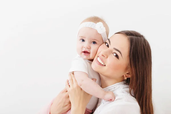 Lykkelig smilende mor med barn – stockfoto