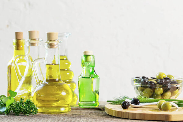 Оливковое масло на деревянном столе
