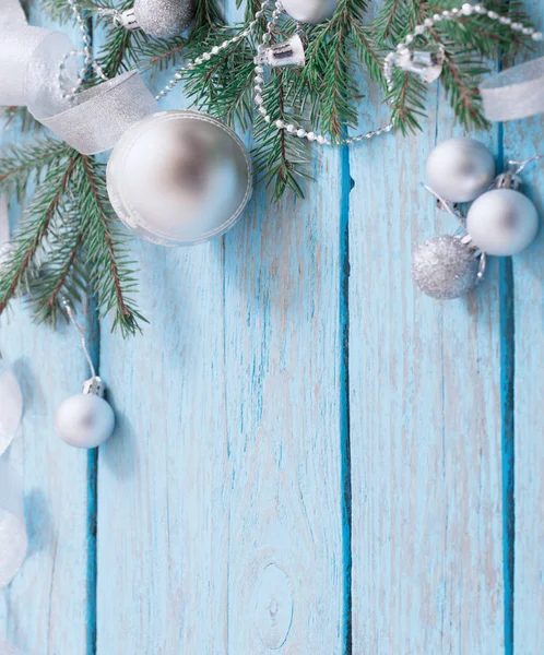 Decoración de Navidad sobre fondo de madera azul —  Fotos de Stock