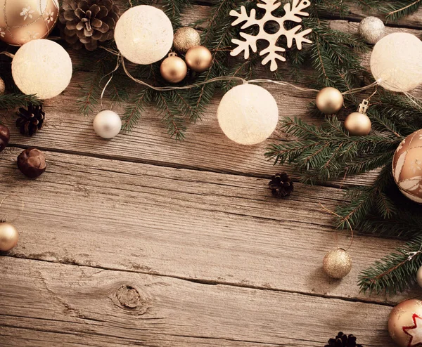 오래 된 나무 배경에 새겨진 크리스마스 장식 — 스톡 사진