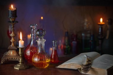 Sihirli iksir, eski kitaplar ve mumlar koyu arka plan üzerinde