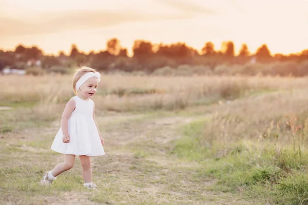 Petite fille en robe blanche extérieure — Photo