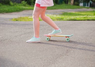 bir kaykay ile sokakta genç kız