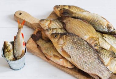 ahşap masa üzerinde nehir çiğ balık