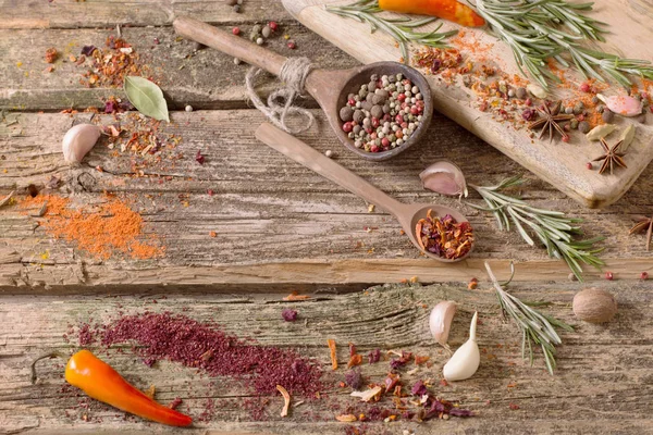 Kruiden en specerijen op een houten achtergrond — Stockfoto