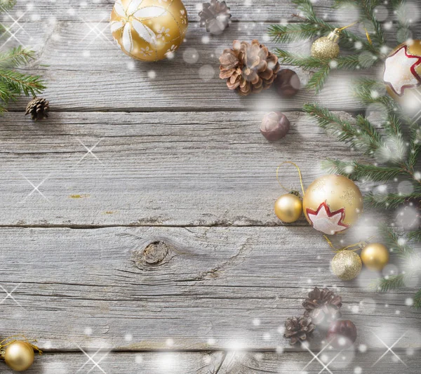 Kerstversiering op oude houten achtergrond — Stockfoto