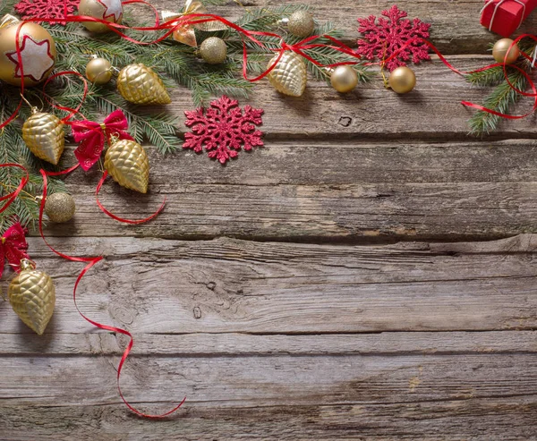 Ahşap arka plan üzerinde kırmızı ve altın christmas dekorasyon