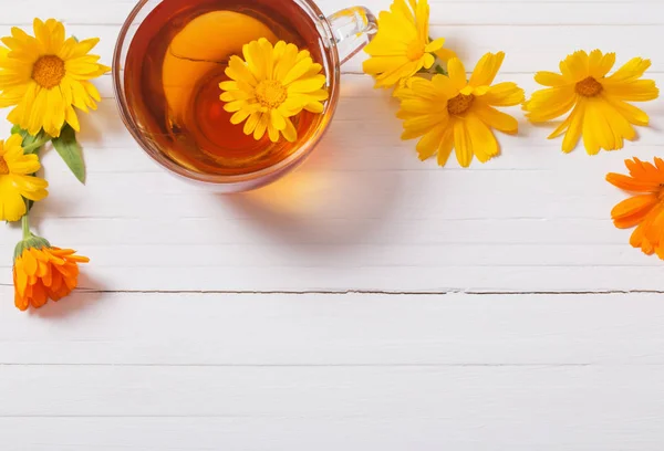 Beyaz ahşap masa Calendula (kadife çiçeği) bitkisel çay — Stok fotoğraf