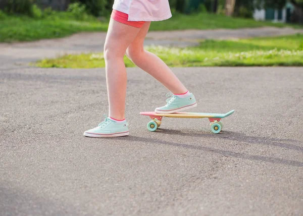 bir kaykay ile sokakta genç kız