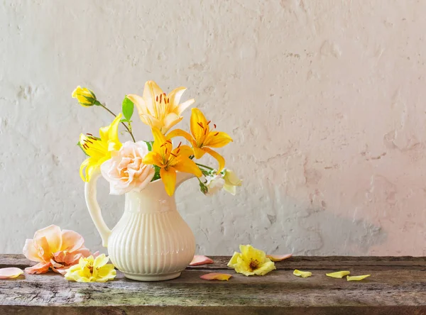 Flores em vaso no fundo branco velho — Fotografia de Stock