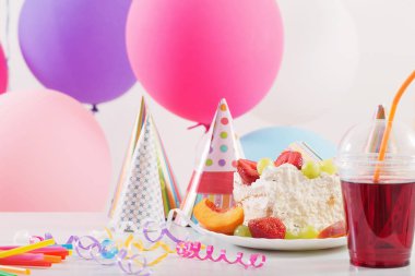 Kek ve renkli balon ile doğum günü kutlaması