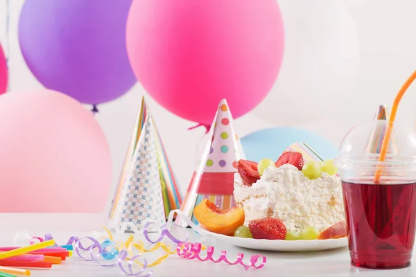 Célébration d'anniversaire avec gâteau et ballons colorés — Photo