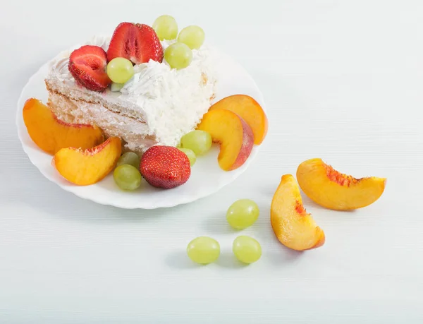 Pastel con frutas en la mesa blanca — Foto de Stock