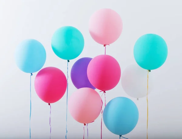 Palloncini su sfondo bianco in legno — Foto Stock