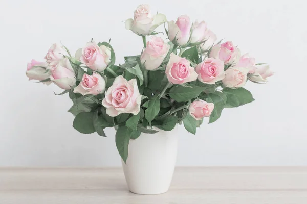 Różowe róże w wazonie na białym tle — Zdjęcie stockowe