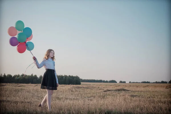 Adolescente globos en verano campo — Foto de Stock