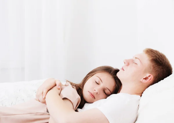 Dormire giovane coppia su letto — Foto Stock