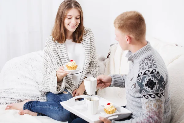 Giovane coppia con tè a casa — Foto Stock
