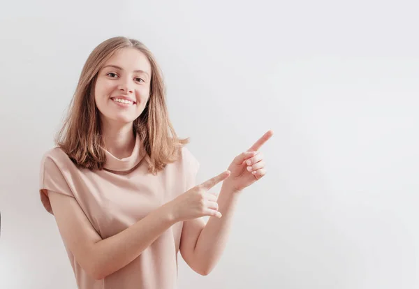 Gelukkig meisje op witte achtergrond — Stockfoto