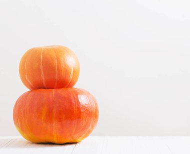 beyaz arkaplanda kabak