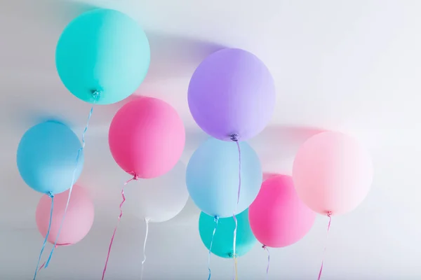 Beyaz ahşap zemin üzerinde balonlar — Stok fotoğraf