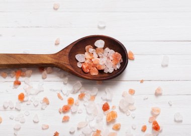 Himalaya tuz Beyaz ahşap zemin üzerinde