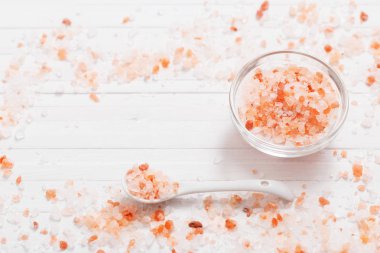 Himalaya tuz Beyaz ahşap zemin üzerinde