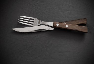 Gümüş siyah taş zemin üzerine