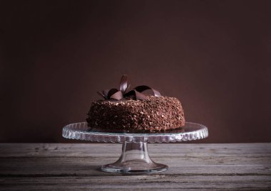 Eski ahşap masa üzerinde çikolatalı kek