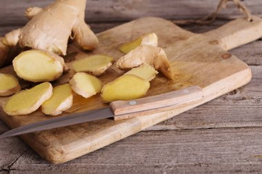 Ahşap arka planda kızıl