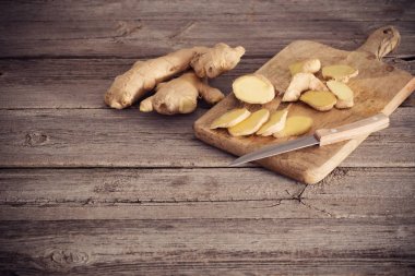 Ahşap arka planda kızıl