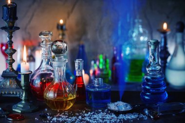 Sihirli iksir, eski kitaplar ve mumlar koyu arka plan üzerinde